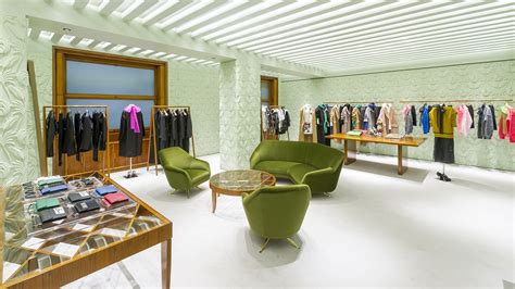 prada lay out in store milano|Prada inaugurates the new spaces in its Via della Spiga boutique .